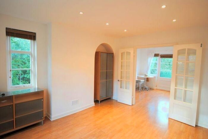 2 Bedroom Flat To Rent In Wordsworth Walk, London, NW11
