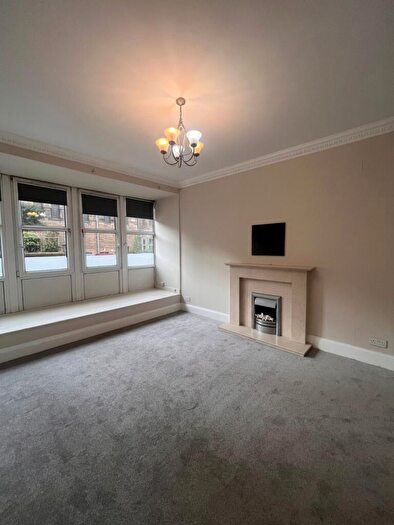 3 Bedroom Flat To Rent In St Peter's Place, Edinburgh, EH3