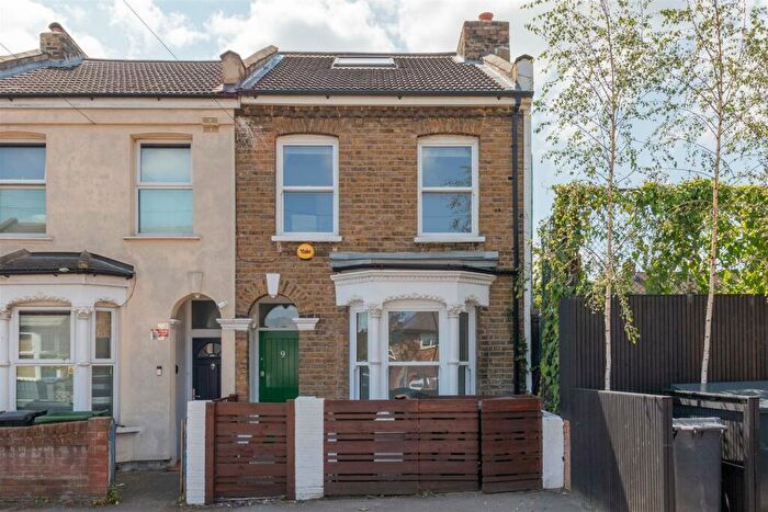 3 Bedroom House To Rent In Amethyst Road, Stratford, E15