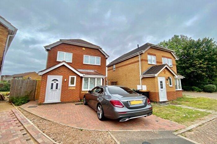 3 Bedroom Detached House To Rent In Little Townsend Close, Bedford, MK42