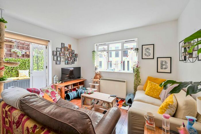 2 Bedroom Flat To Rent In Old Jamaica Road, Bermondsey, London, SE16