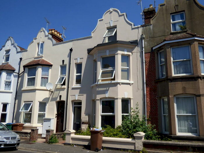 2 Bedroom Ground Flat To Rent In Clifton Road, Littlehampton, BN17