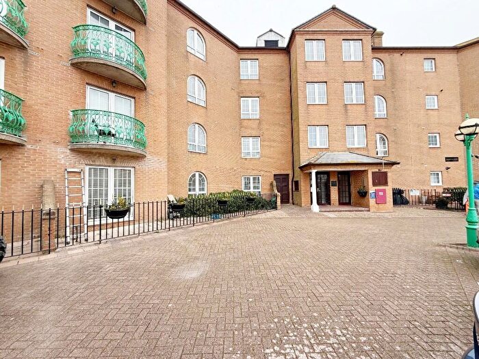 3 Bedroom Flat To Rent In The Strand, BN2