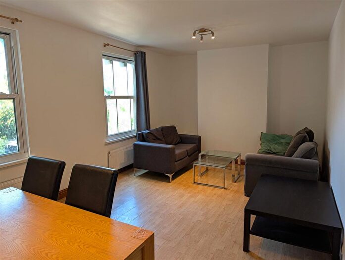 3 Bedroom Flat To Rent In Hornsey Road, Islington, N19