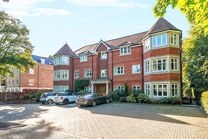 2 Bedroom Apartment For Sale In Queens Road, Weybridge, KT13