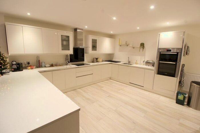 2 Bedroom Flat To Rent In Park Lane, Poynton, SK12