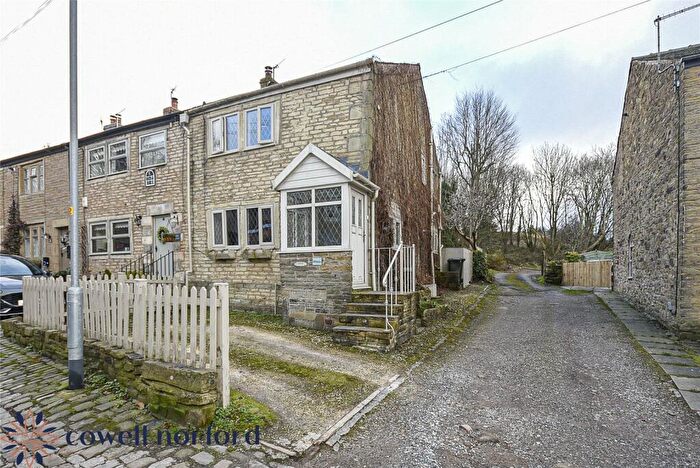 2 Bedroom End Of Terrace House For Sale In Haugh Fold, Newhey, Rochdale, Greater Manchester, OL16