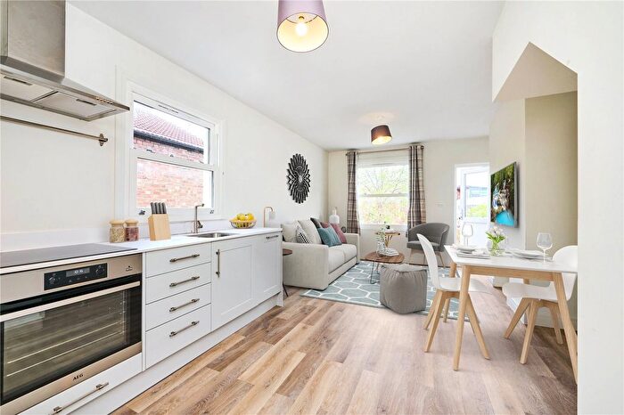 3 Bedroom Flat For Sale In Bickley Street, Tooting, London, SW17