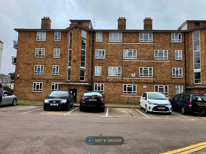 2 Bedroom Flat To Rent In Kelmscott Gardens, London W12