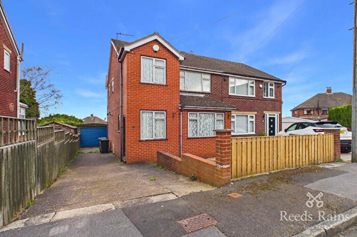 3 Bedroom Semi Detached House For Sale In Highfield View, Gildersome, Morley, Leeds, LS27