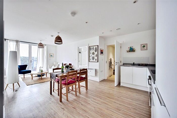 2 Bedroom Flat For Sale In Gillingham Gate Road, Chatham, Kent, ME4