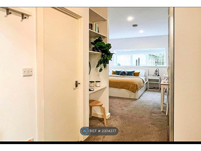 Studio To Rent In London Road, London, KT2