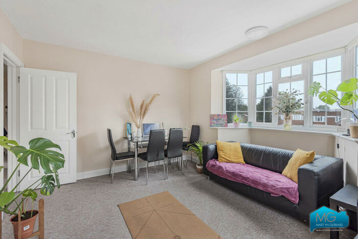 2 Bedroom Apartment To Rent In Ballards Lane, Finchley Central, London, N3