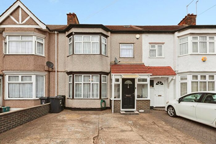 4 Bedroom Terraced House For Sale In Icknield Drive, Ilford, IG2
