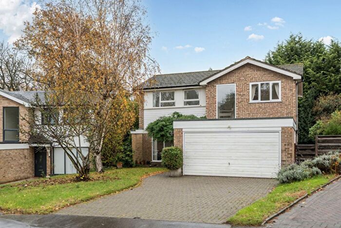 4 Bedroom Detached House For Sale In Hartley Close, Bromley, BR1