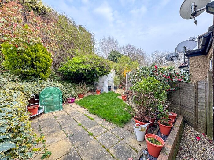 2 Bedroom Maisonette To Rent In Glendor Gardens, London, NW7