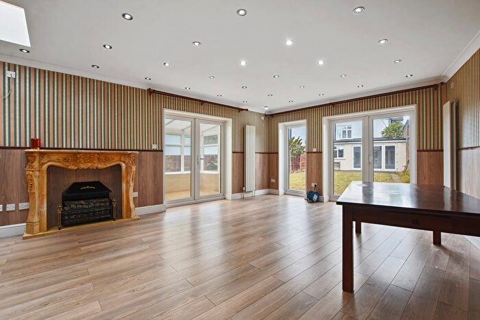 5 Bedroom Semi-Detached House For Sale In Vincent Gardens, London, NW2
