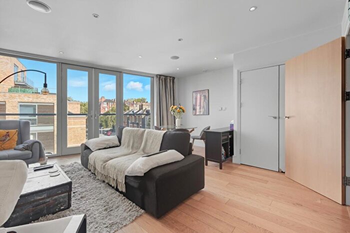 2 Bedroom Flat For Sale In Battersea Park Road, London, SW11