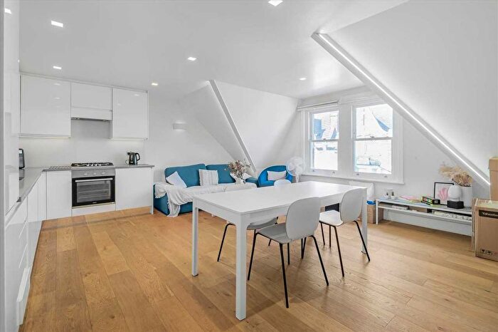 3 Bedroom Flat To Rent In Mitcham Lane, London, SW16