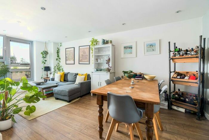 2 Bedroom Flat To Rent In New Park Road, London, SW2