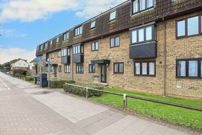 1 Bedroom Flat To Rent In Lincoln Court, Eastern Avenue, Gants Hill, Essex, IG2