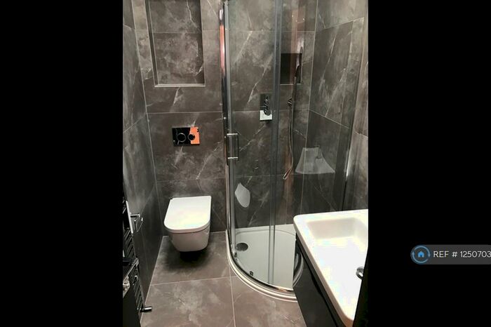 Studio To Rent In Decoy Avenue, London, NW11