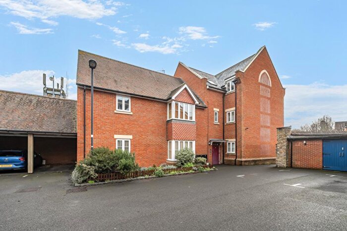 2 Bedroom Flat For Sale In St. Mary's, Wantage, OX12