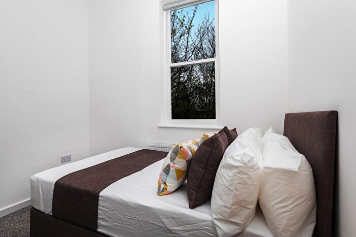 2 Bedroom Flat For Sale In Waterloo Crescent, Nottingham, Nottinghamshire, NG7