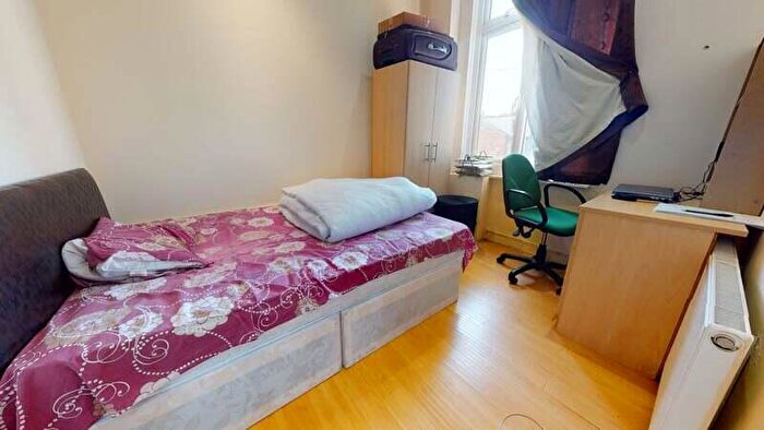 2 Bedroom Flat To Rent In St Johns Terrace, Hyde Park, Leeds, LS3