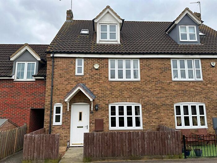 3 Bedroom Town House To Rent In Foxglove Close, Yaxley, Peterborough, PE7