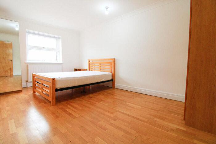 Flat To Rent In Bethnal Green Rd, London, E2
