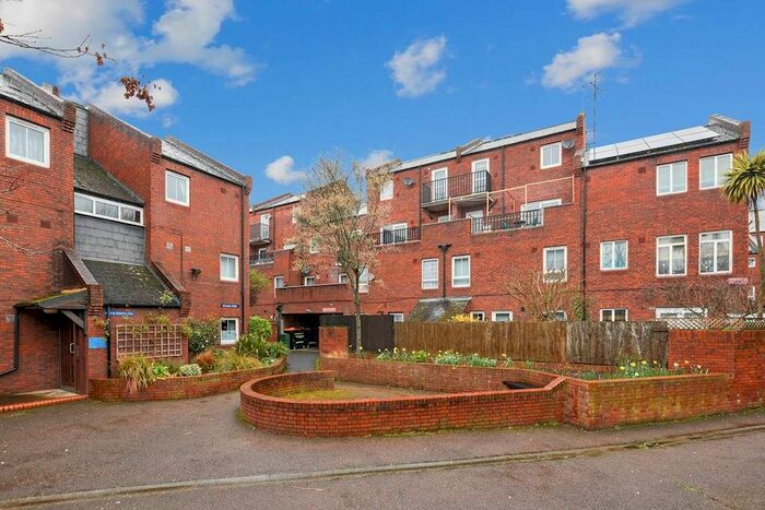 2 Bedroom Flat For Sale In Gladstone Road, London, W4