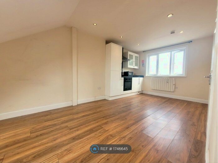 Studio To Rent In Willesden Junction, London, NW10