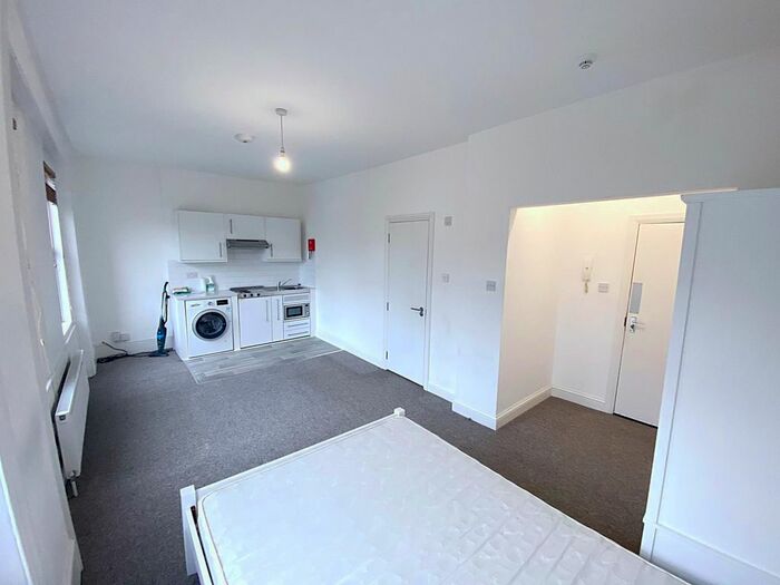 Studio To Rent In Pendennis Road, Streatham Hill, SW16