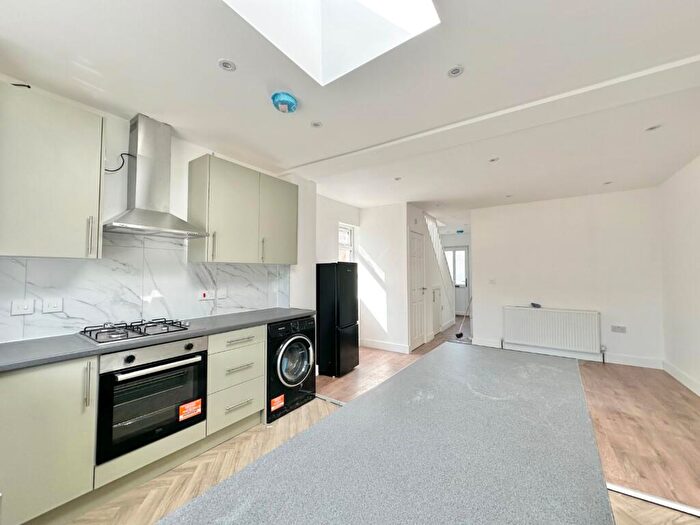 2 Bedroom Semi Detached House To Rent In Eighth Avenue, Luton, LU3