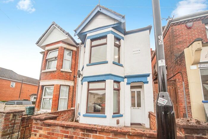 3 Bedroom Semi Detached House For Sale In Foundry Lane, Southampton, Hampshire, SO15