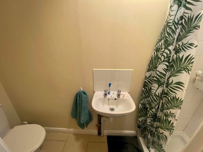 6 Bedroom Detached House To Rent In Wordsworth Road, HP11