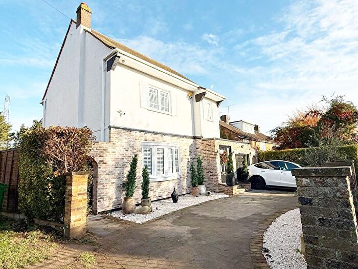 3 Bedroom Detached House For Sale In Hillview Gardens, Cheshunt, EN8