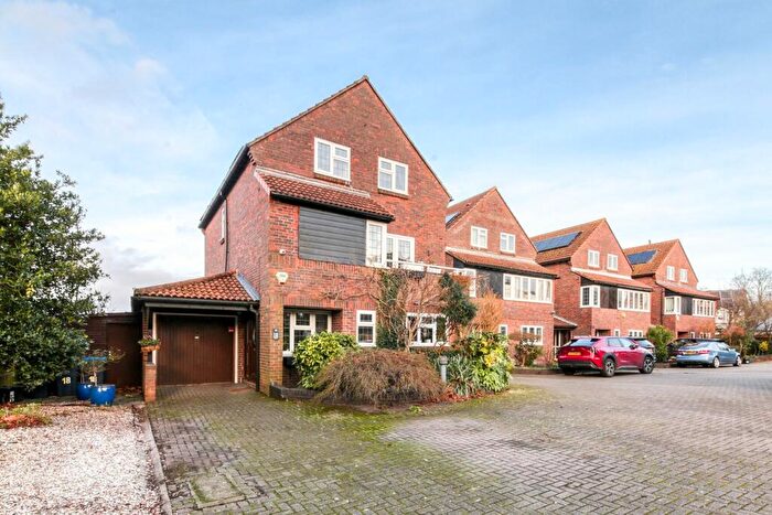 4 Bedroom Detached House For Sale In Blossom Close, South Croydon, CR2