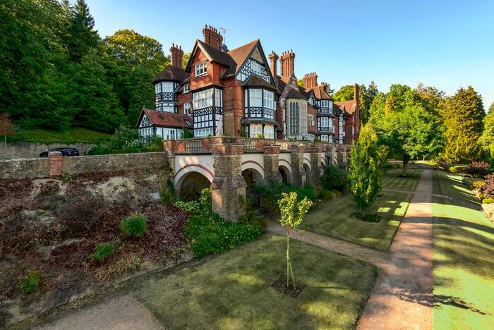 4 Bedroom Flat For Sale In Snowdenham Lane, Bramley, Bramley, GU5