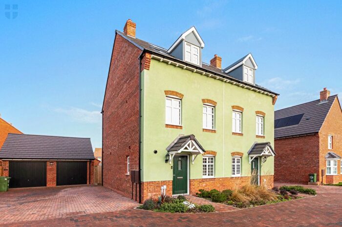 3 Bedroom Semi Detached House For Sale In Sutton Grove, Kingsbrook, Aylesbury, HP22