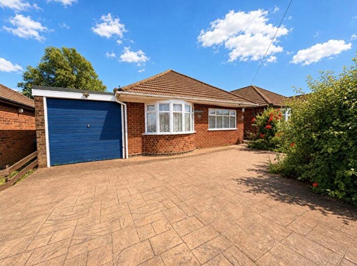 3 Bedroom Detached Bungalow For Sale In Woodside Avenue, Northampton, NN3