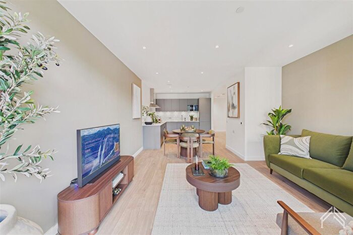 2 Bedroom Flat To Rent In Manser House, London, TW8