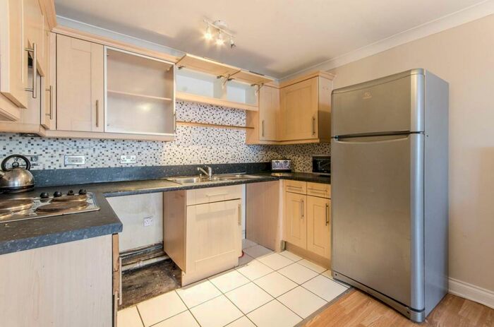 2 Bedroom Flat To Rent In Connections House, Glebe Road, Finchley, London, N3