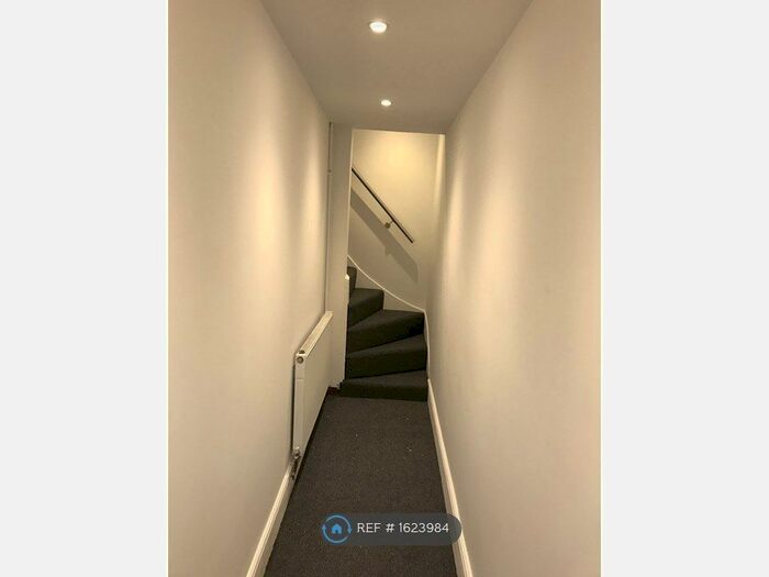 2 Bedroom Flat To Rent In Cemetery Road, Birmingham, B67