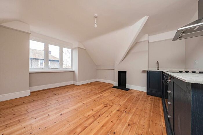 2 Bedroom Flat For Sale In Worple Road, Epsom, Surrey, KT18