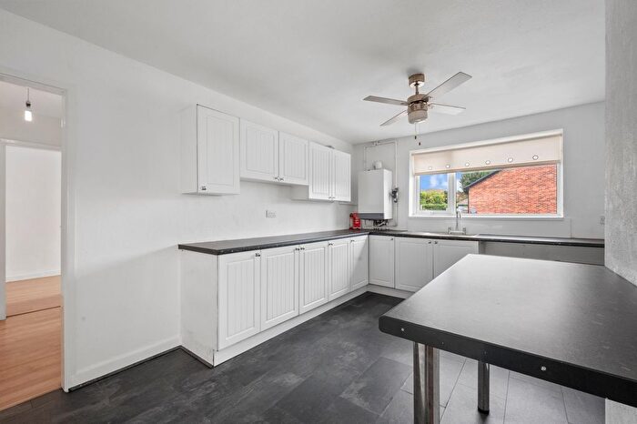 2 Bedroom Flat For Sale In Lynton Way, Windle, WA10