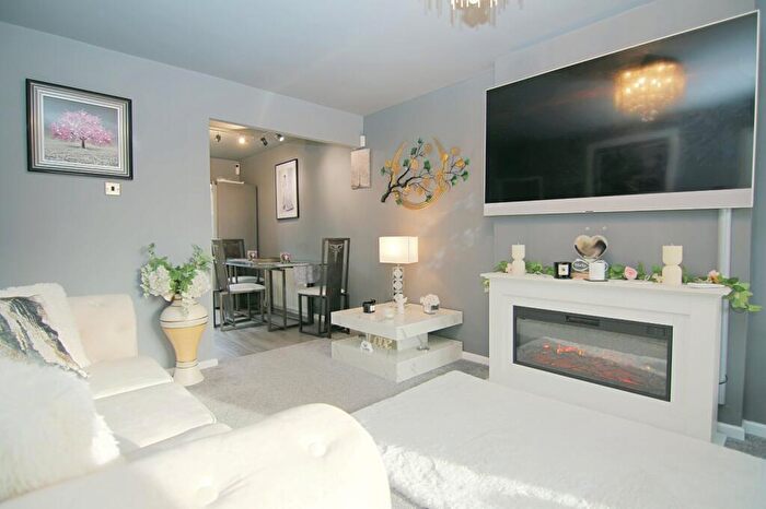 3 Bedroom Detached House For Sale In Loweswater Avenue, Woodside, Bradford, BD6