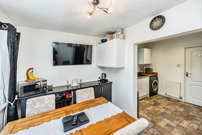 2 Bedroom Bungalow For Sale In Cross Lane, Newsome, Huddersfield, West Yorkshire, HD4