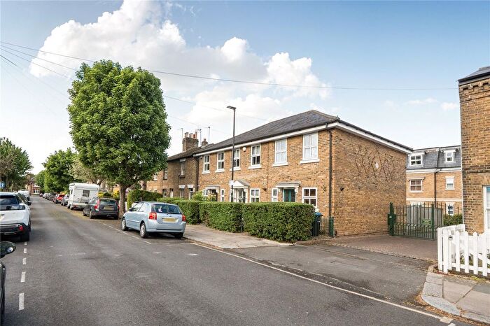 2 Bedroom Flat For Sale In Frobisher Mews, Enfield, EN2